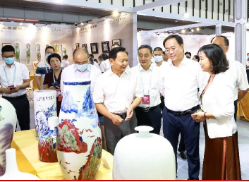 张崇和等领导参观第二届中国工艺美术博览会
